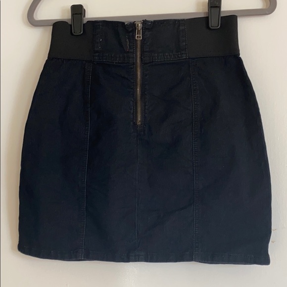 21 Denim skirt with ruffles in front. - Picture 5 of 7